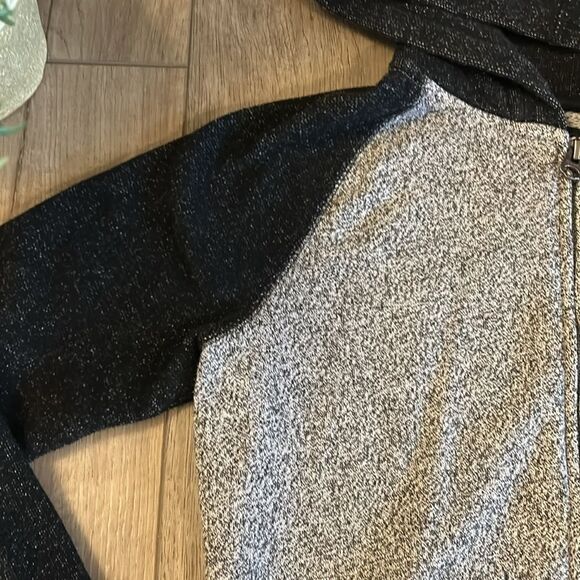GIRLS ROOTS ZIP UP GRAY AND BLACK SWEATSHIRT WITH HOOD SIZE 8 EUC - Picture 5 of 6